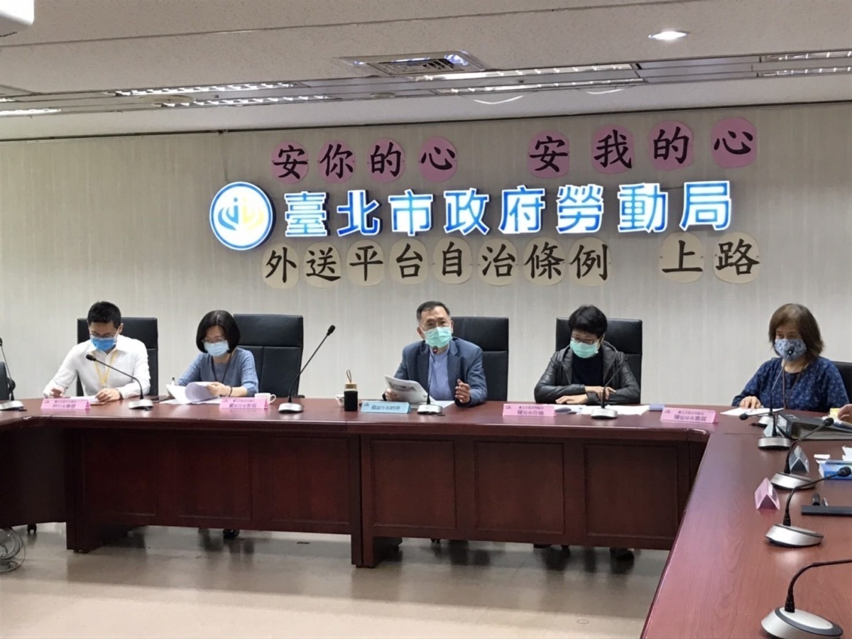 台北市政府創全國之先訂出「外送平台業者管理自治條例」草案，3月27日該自治條例正式上路，將強迫業者為外送員保意外險、醫療險，違者可處業者最高10萬元罰鍰。（圖／北市府勞動局）