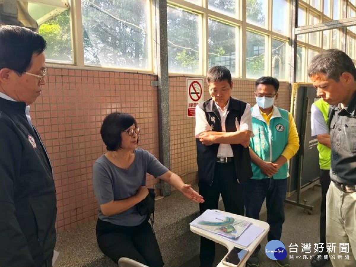 北港鎮立游泳池年久失修，立委蘇治芬特邀體育署王水文副署長及縣議員蔡岳儒等人共同會勘，希望透過游泳池的改造，建構周邊更緊密的綠帶與文化軸線。（記者陳昭宗翻攝）