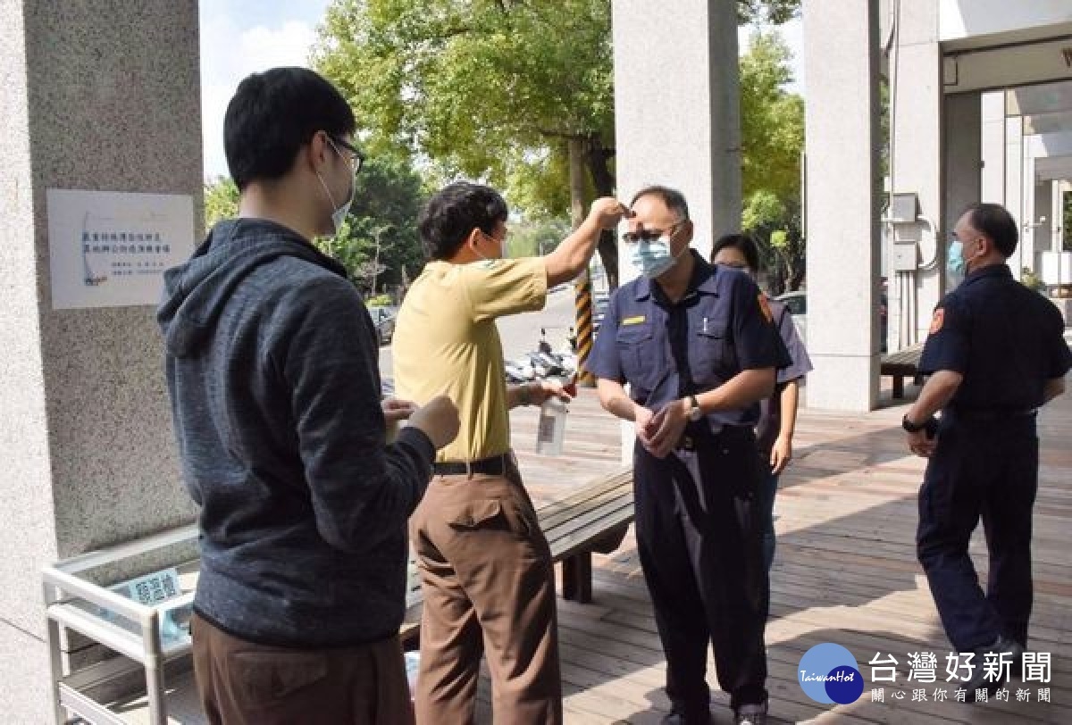 北港警分局為降低員警執勤時的感染風險，實施緊急應變之「異地辦公」演練，避免疫情衝擊影響上班環境，造成機關運作癱瘓。