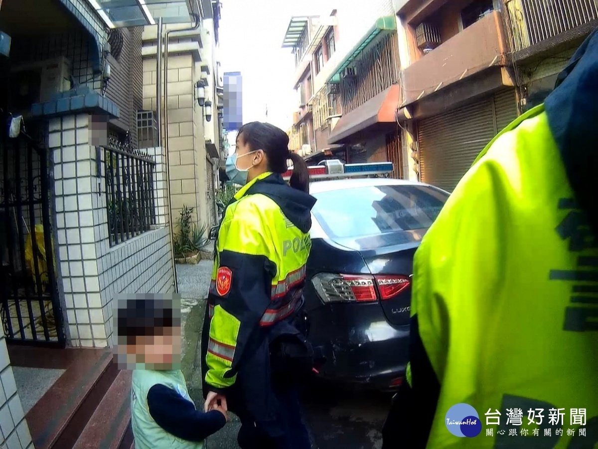 3歲男童走失啜泣，暖心女警靠汽車遙控器幫尋家。