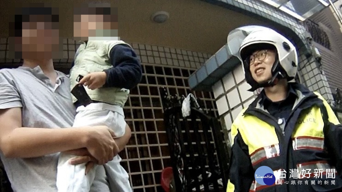 3歲男童走失啜泣,暖心女警靠汽車遙控器幫尋家。
