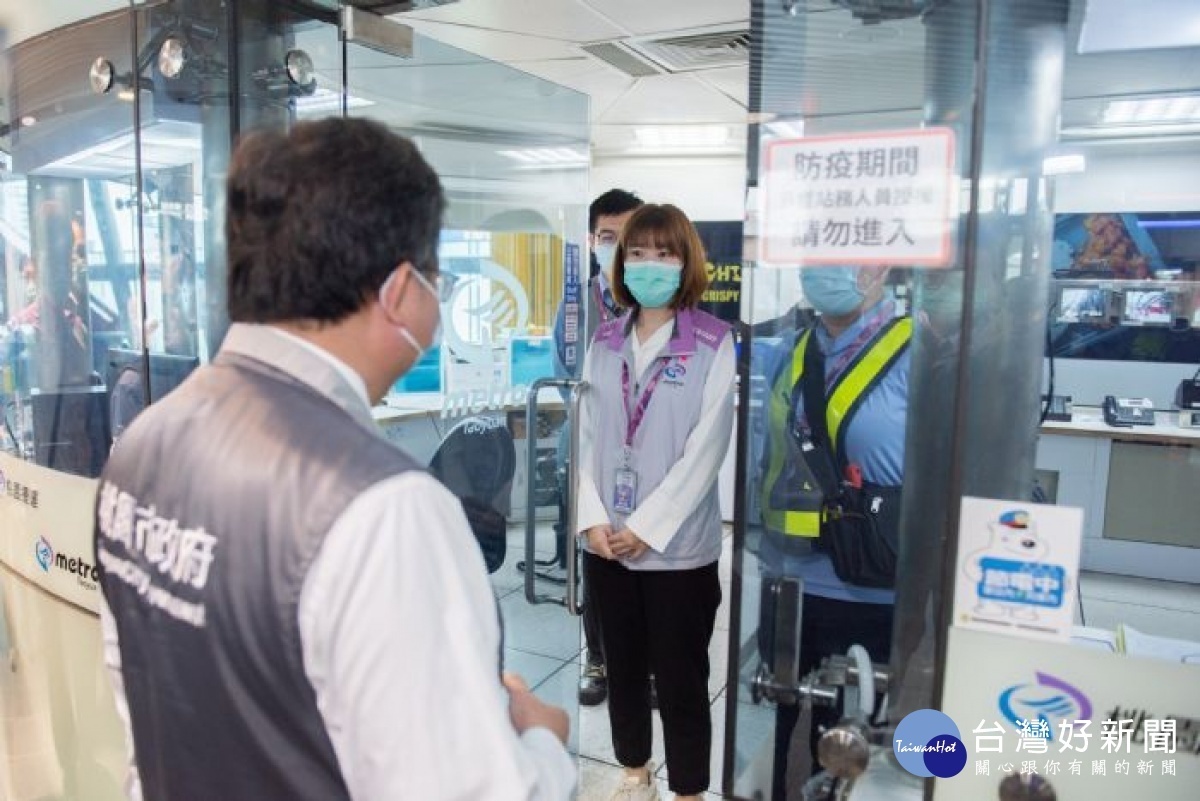 機場捷運加強防疫作為，4月1日起全面實施發燒篩檢，籲乘客全程配戴口罩。