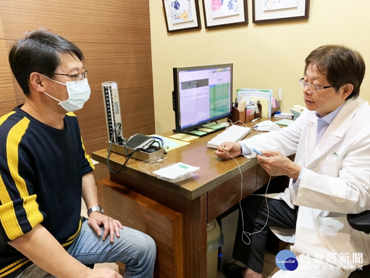 陳聰波醫師為民眾解說膠囊型磁控上消化道內視鏡。
