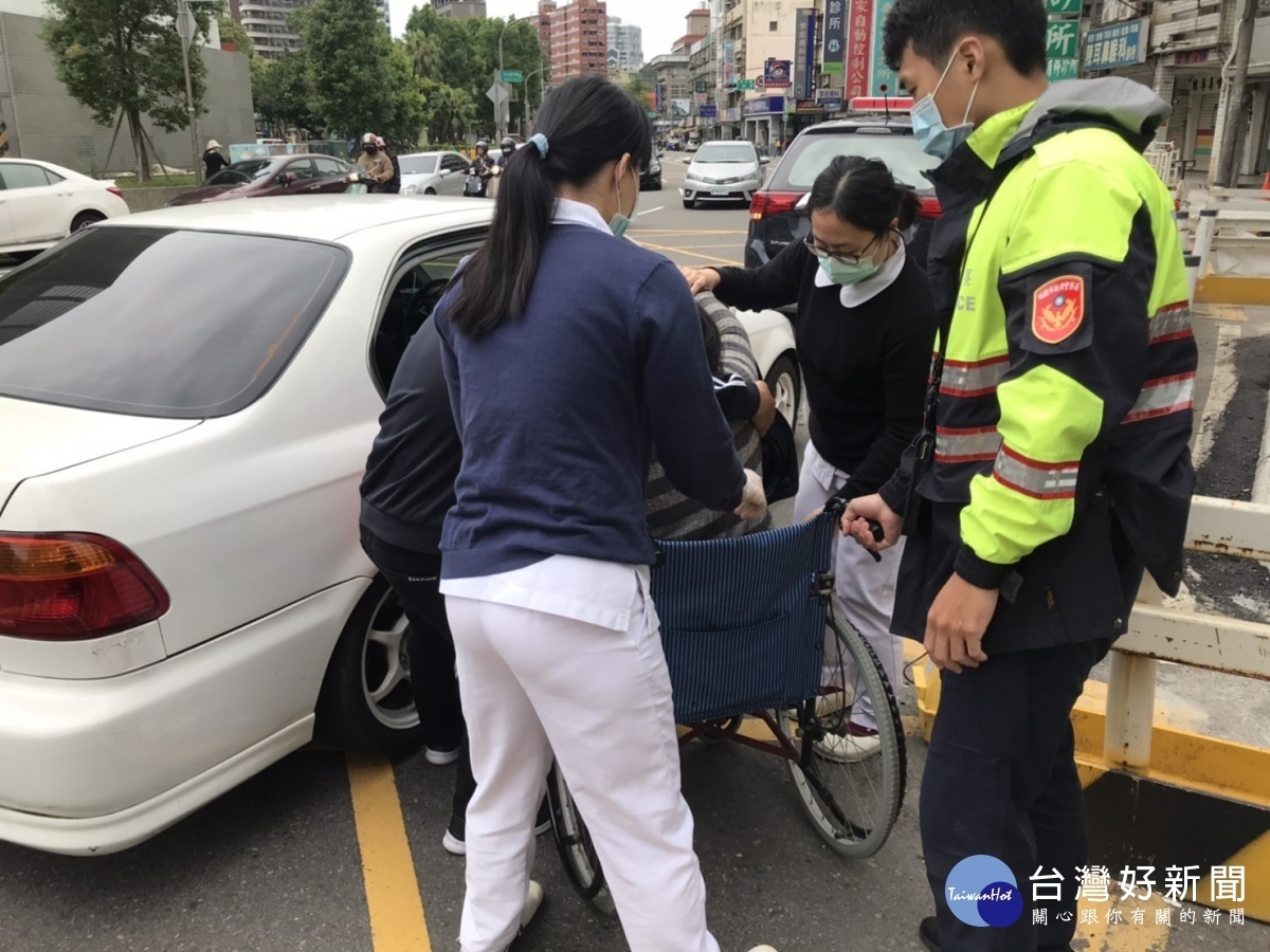 臨盆孕婦受困車陣，巡警經過順利解圍，協助開道引導就醫。