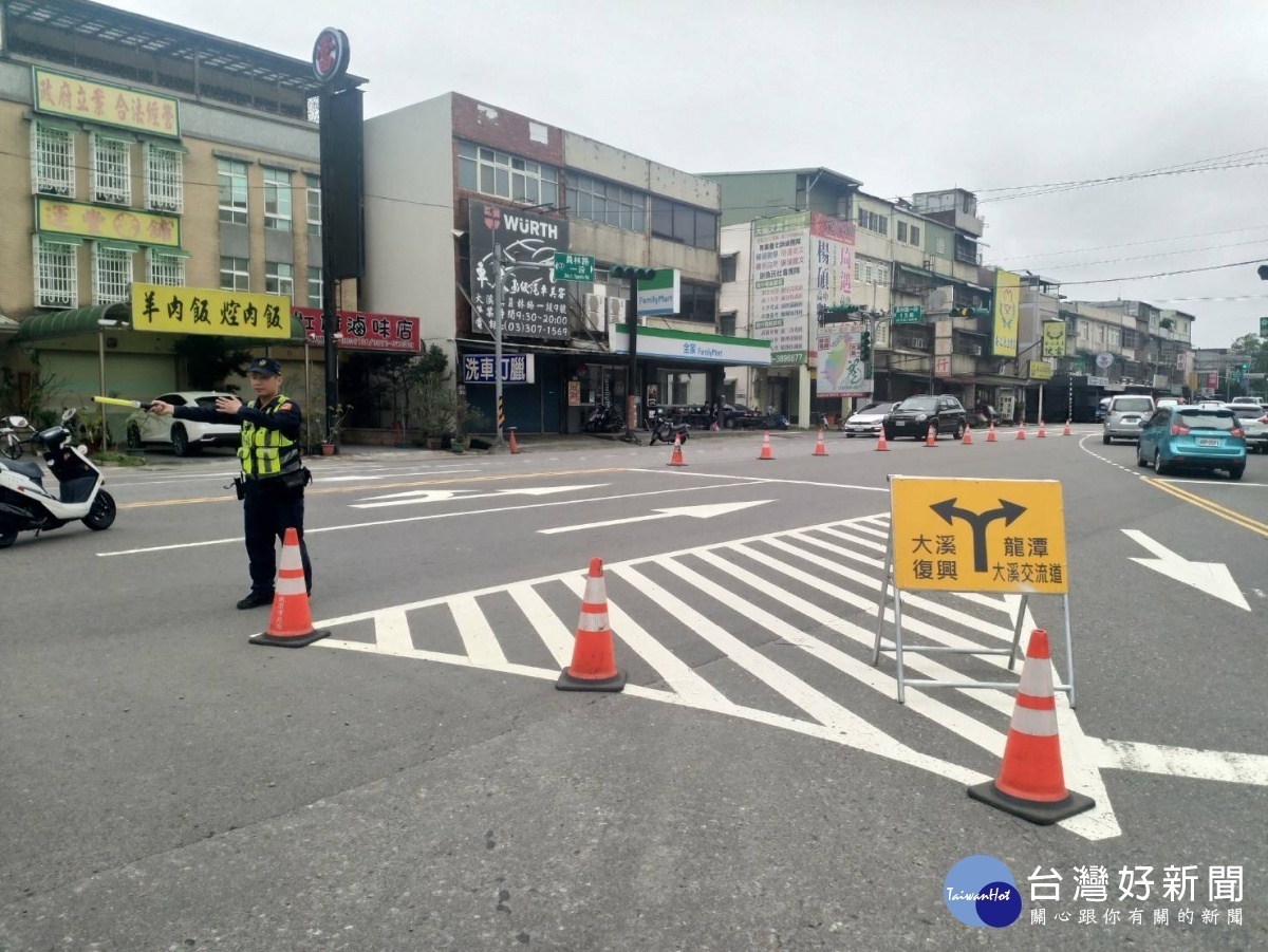 大溪分局呼籲民眾配合交通管制措施執勤員警之疏導作為,以維交通秩序與順暢。