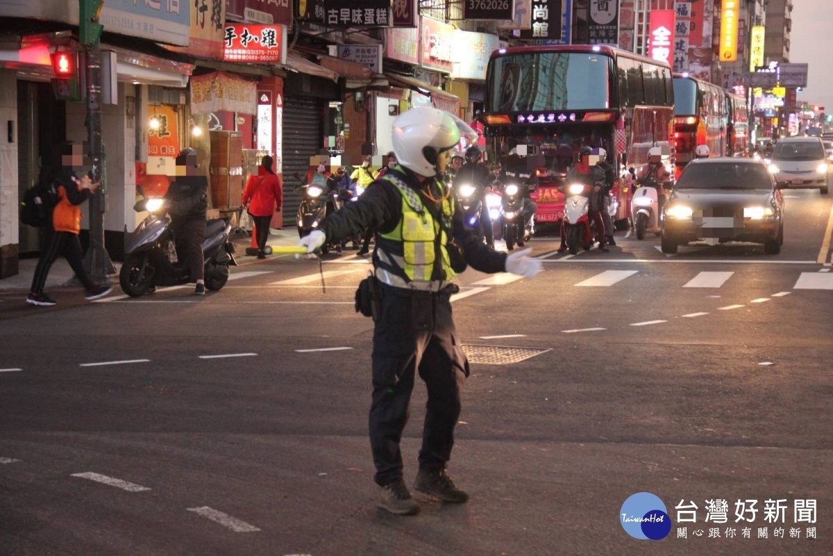 清明掃墓假期交管,八德警實施交通疏導。