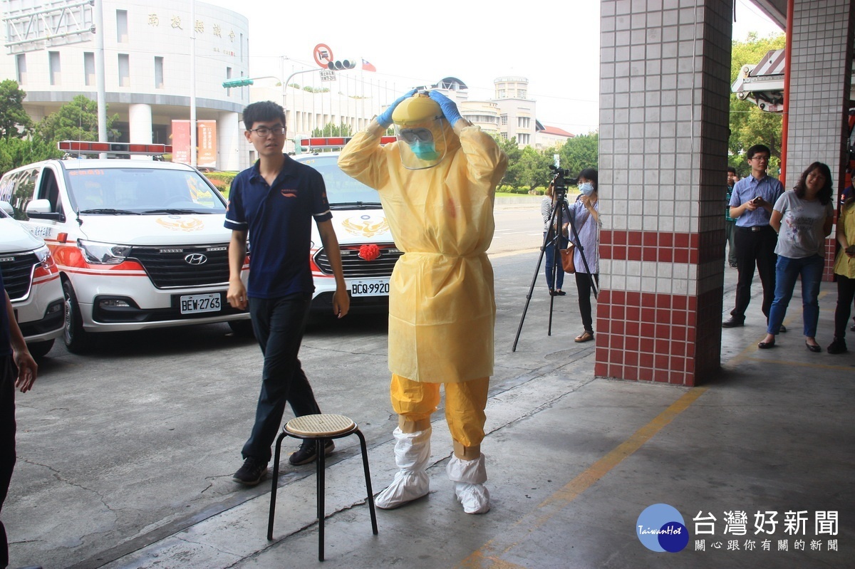 消防人員示範防疫救護著防護衣。(記者扶小萍攝)