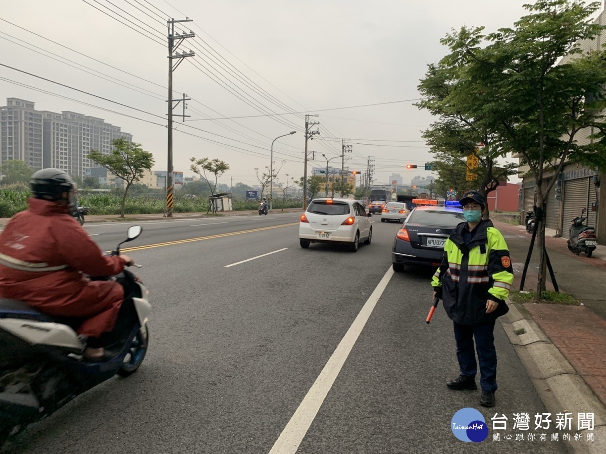 清明連假服務不打烊,中壢警貼心維護交通。