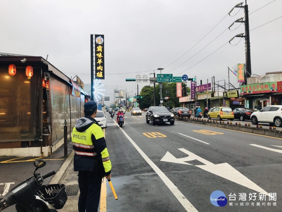 清明連假服務不打烊,中壢警貼心維護交通。