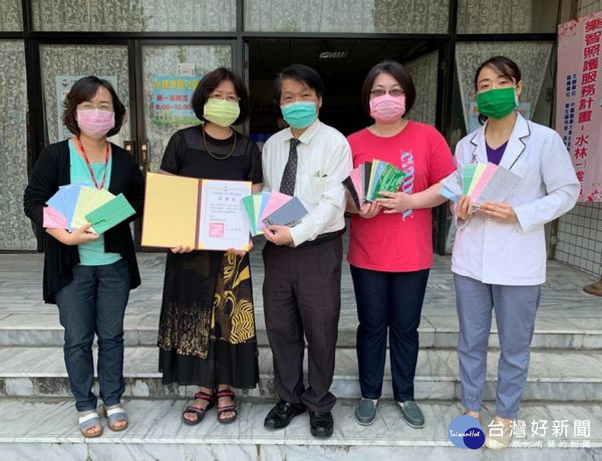 媽祖醫院失智據點的家屬,感於年長者及行動不便的民眾購買口罩較不便利,特趕製一萬五千個口罩套,分贈機關學校及醫院的失智據點,鼓勵長輩參與延緩失能課程。
