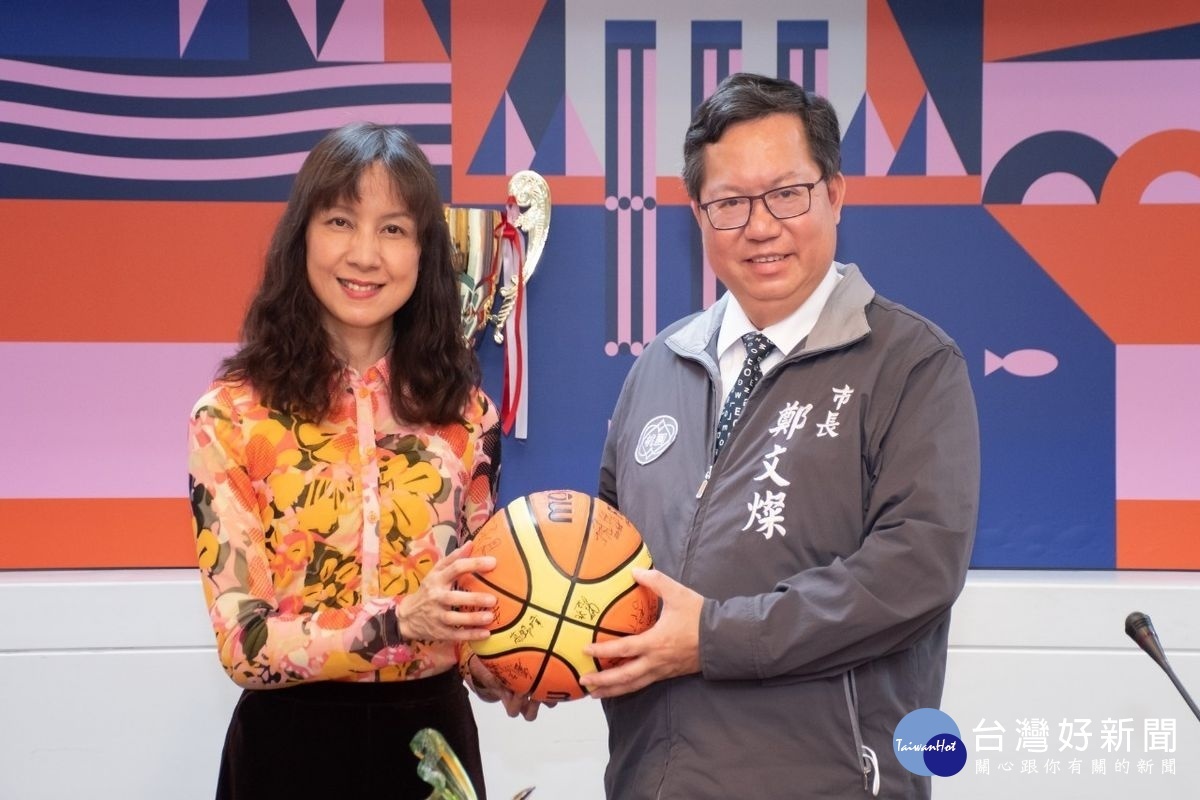 健行科大學務長羅景文代表籃球隊將簽名球贈送給桃園市長鄭文燦。