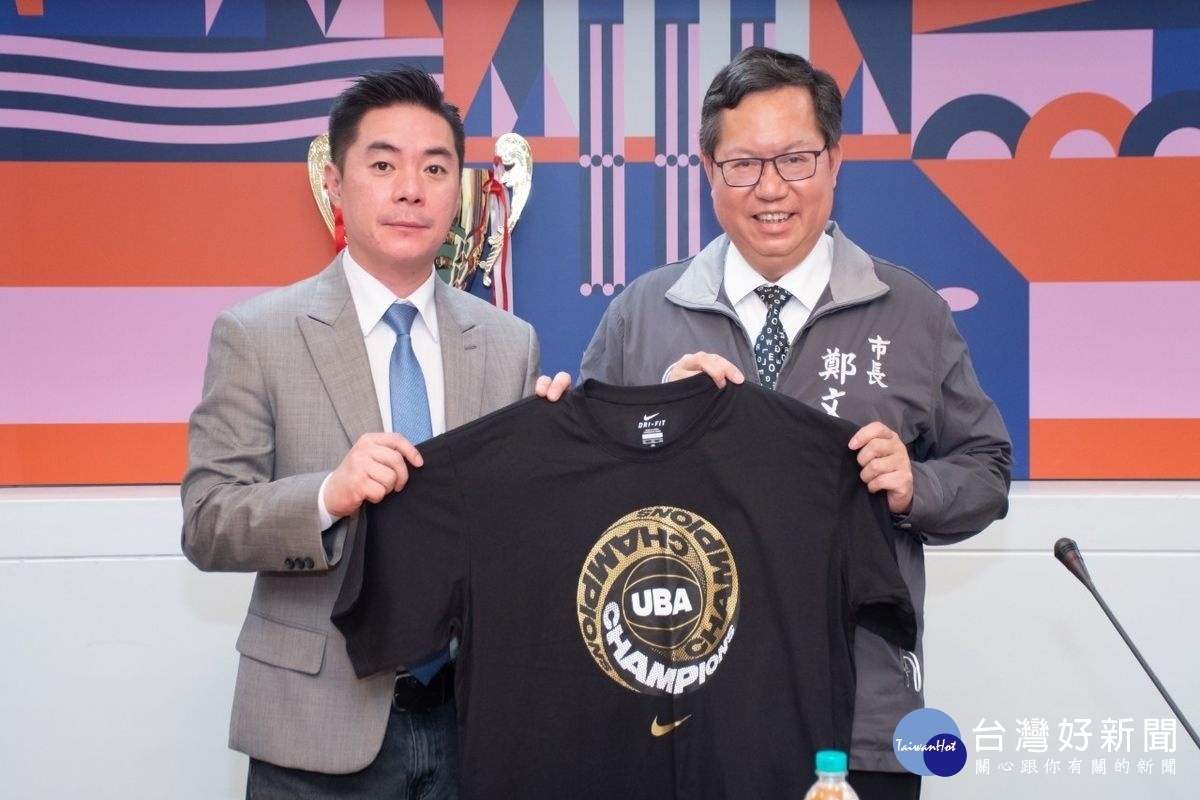 健行科大籃球隊總教練劉孟竹代表球隊致贈球衣給桃園市長鄭文燦。