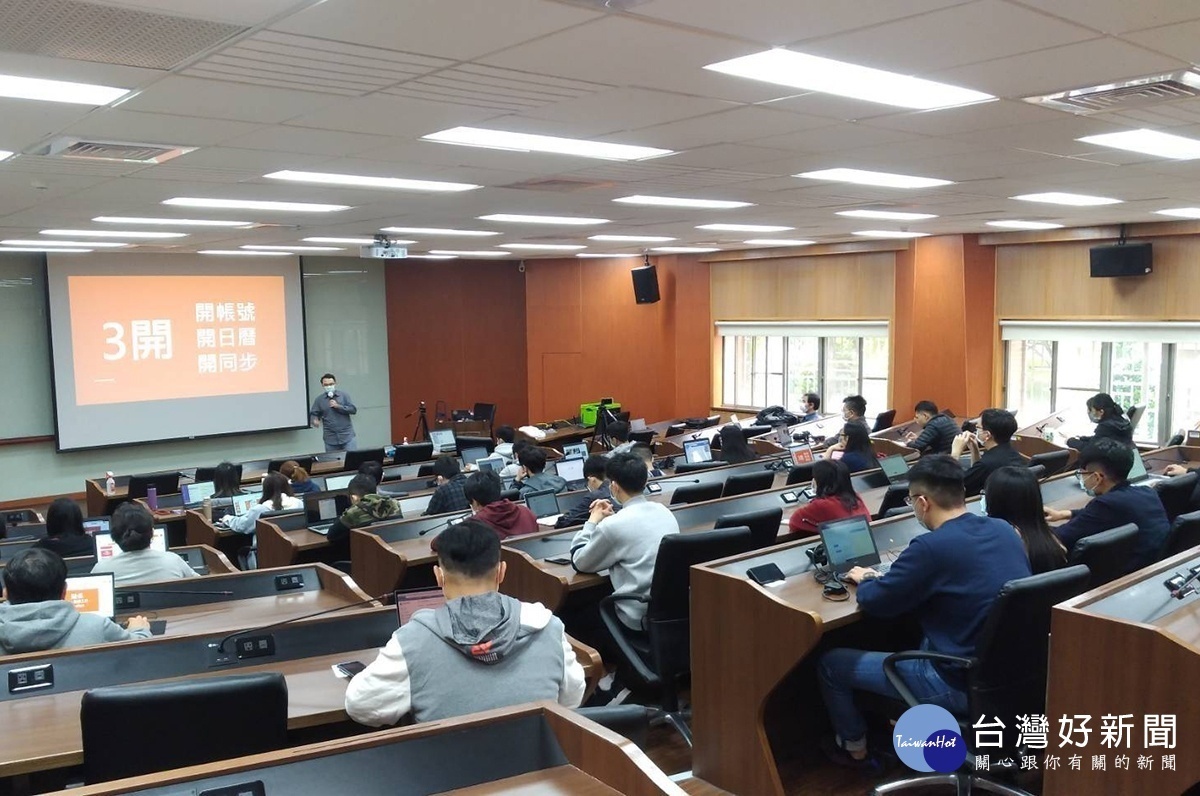 中央大學服務學習發展中心辦理「服務學習課程防疫特別企劃」,招募各項防疫志工,投身防疫工作。