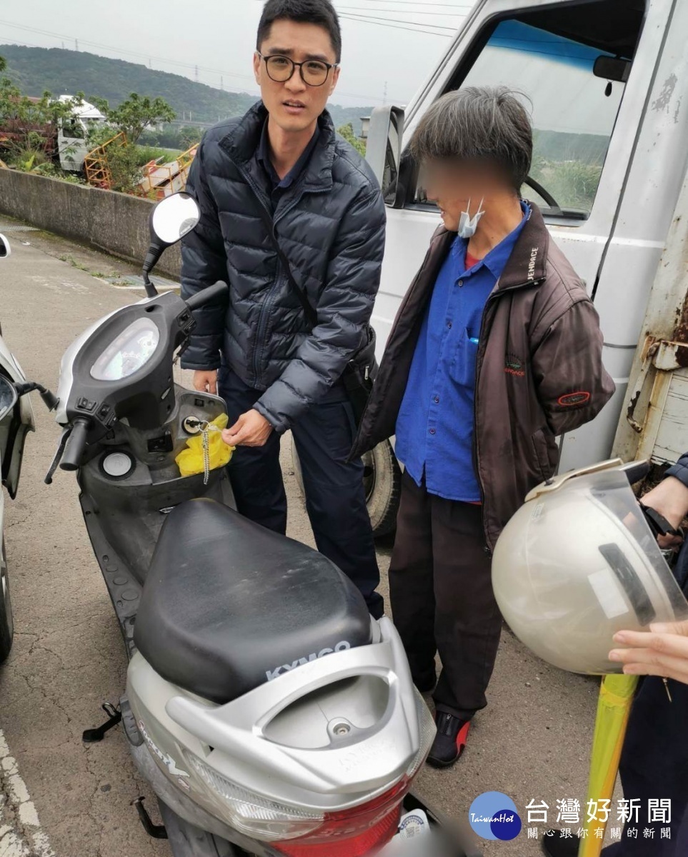 警埋伏通緝犯,意外飛來贓車現行犯當場逮捕。