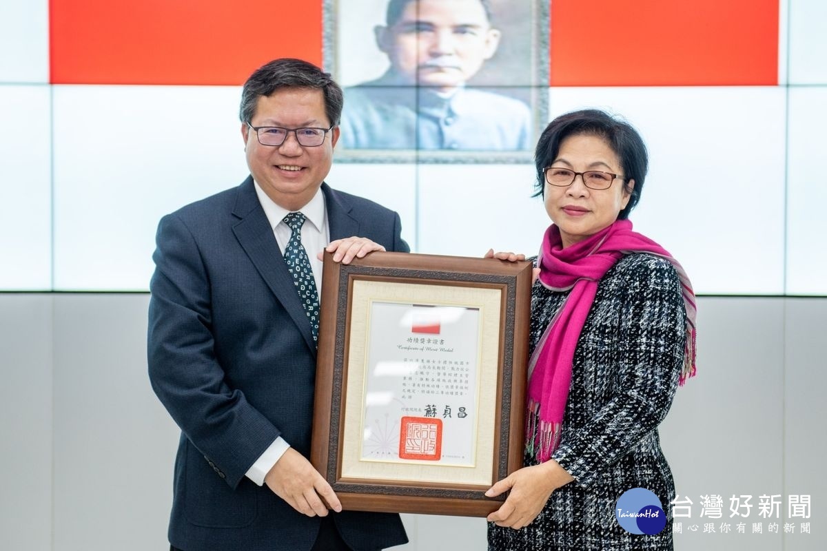 桃園市長鄭文燦代表行政院頒發三等功績獎章給立法委員湯蕙禎。