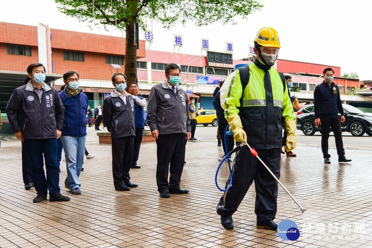桃園市長鄭文燦視察防疫消毒大隊作業情形,籲請民眾配合市府共同為防疫作業努力。