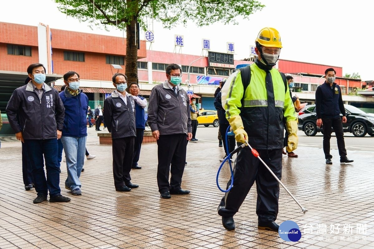 桃園市長鄭文燦視察防疫消毒大隊作業情形，籲請民眾配合市府共同為防疫作業努力。