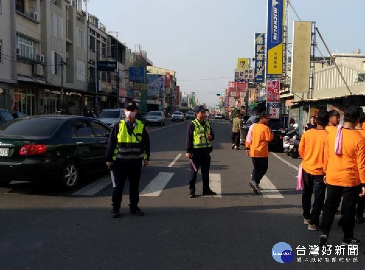 北港警分局為加強清明連假期間之交通，針對北港鎮台19線北港鎮華勝路五路財神廟、華南路、北港大橋路段等道路，實施彈性交通疏導措施，籲請車輛駕駛人遵守交通秩序。