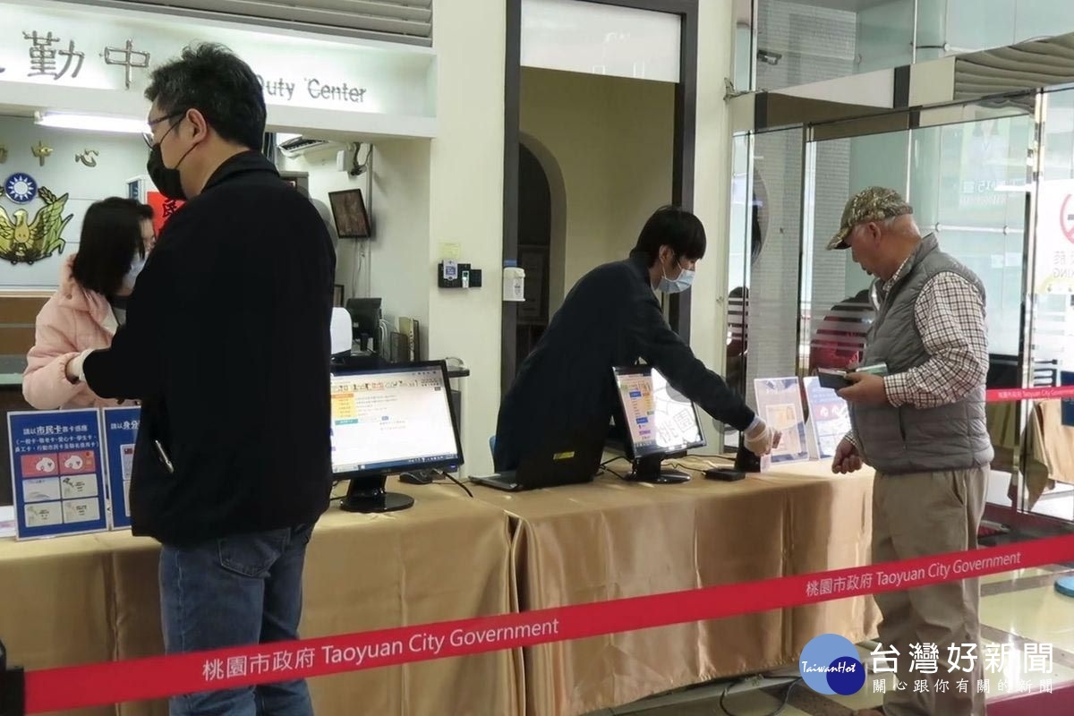 桃園市防疫措施再升級,桃園市政府辦公大樓4月1日起實施洽公實名制,民眾進出一律持證件過卡。