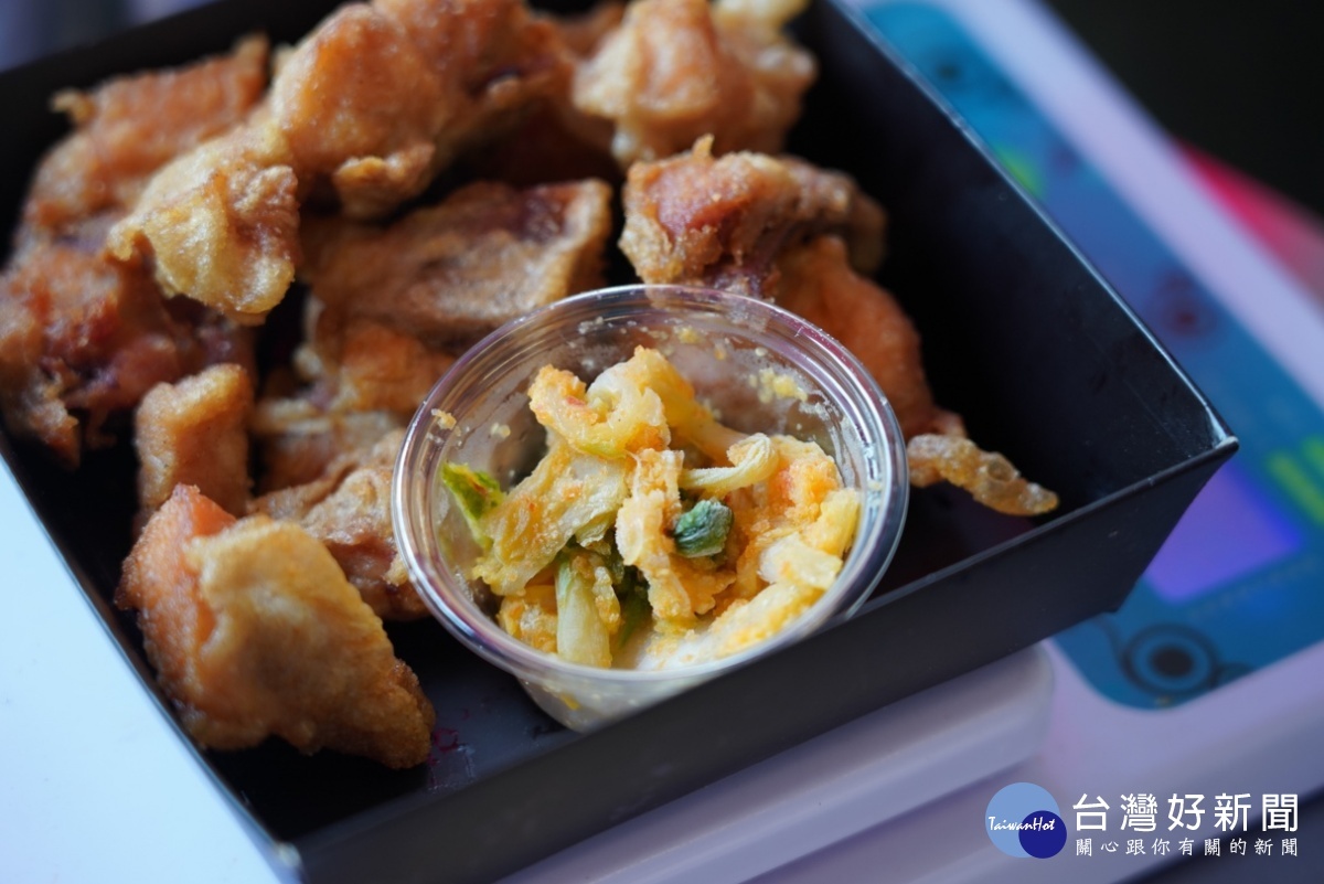 餐廳才吃得到的日式唐揚雞是雞有所薯的招牌料理，配上清爽黃金泡菜，平價消費、高端享受。