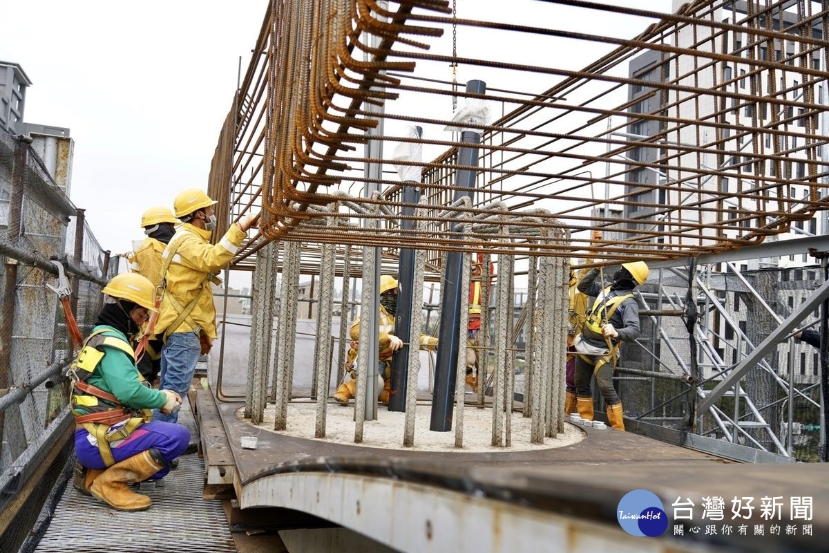 桃園捷運綠線GC01標高架工程施工，工作人員進行帽梁鋼筋綁紮。