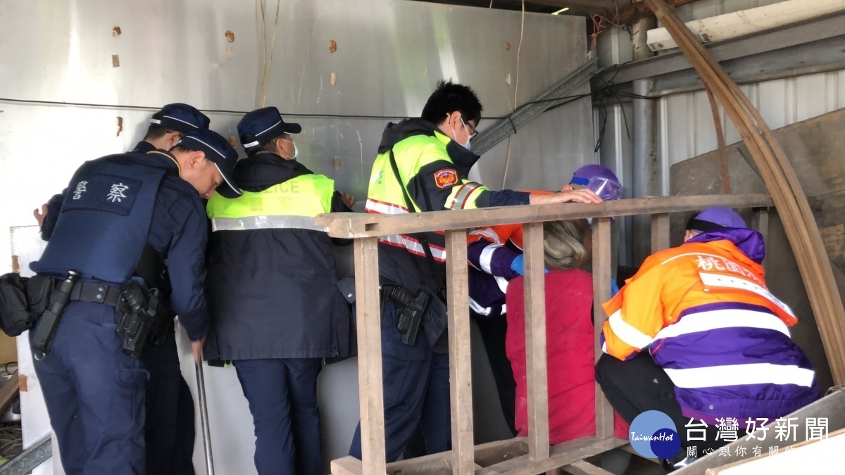 獨居婦人慘遭鋼板重壓,警方協助脫困幸無礙。