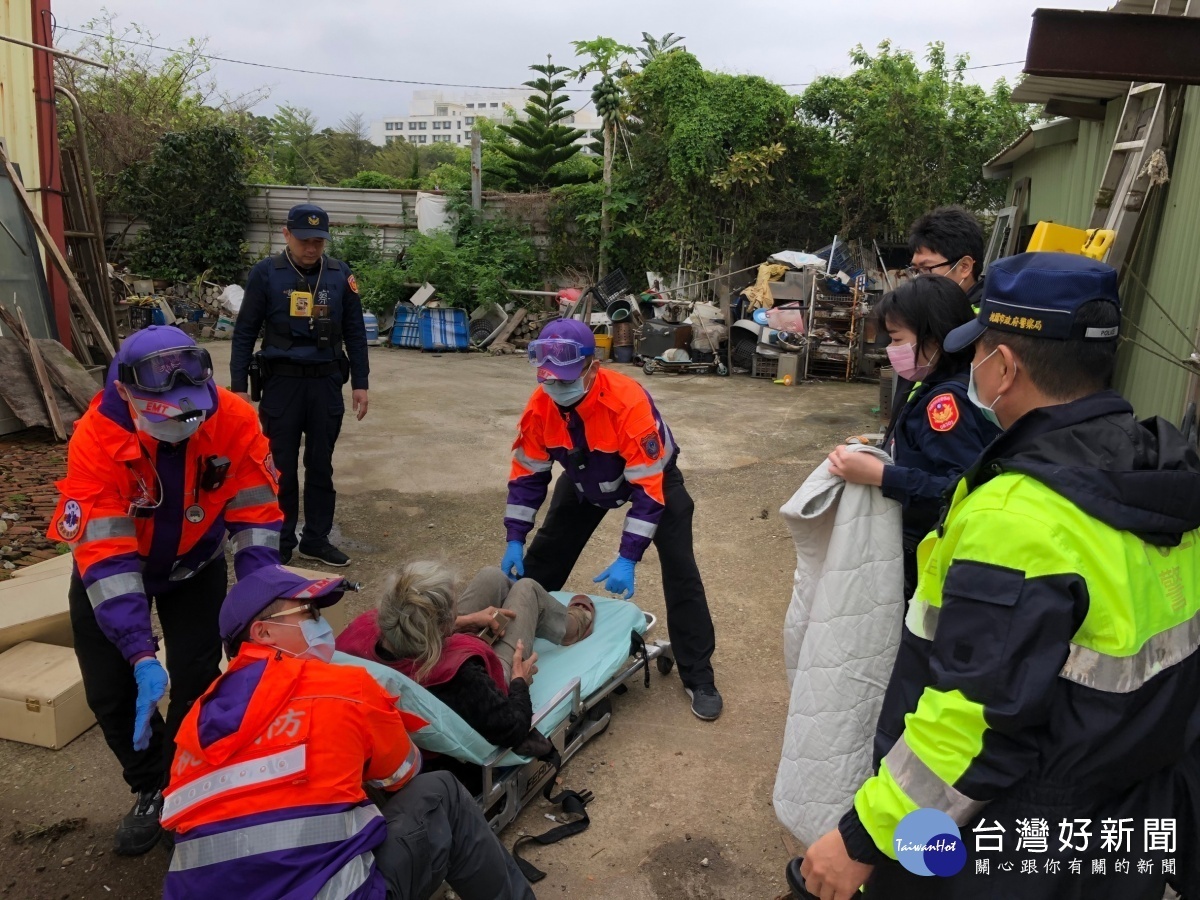 獨居婦人慘遭鋼板重壓,警方協助脫困幸無礙。