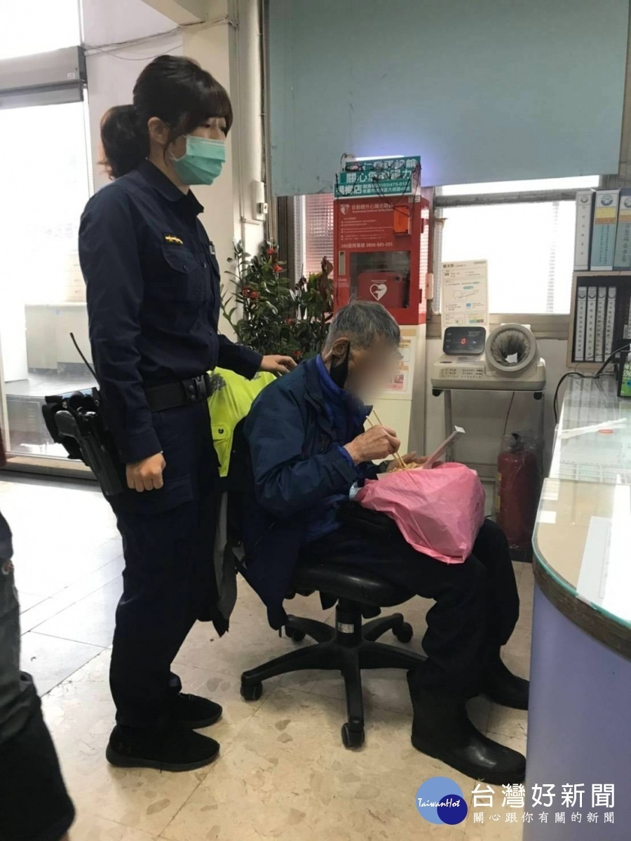 八旬失智翁迷途受寒,楊警雙姝細心呵護助返家。
