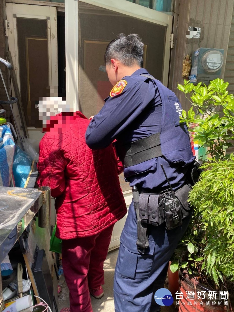 老婦迷途,警用M-POLICE助返家。