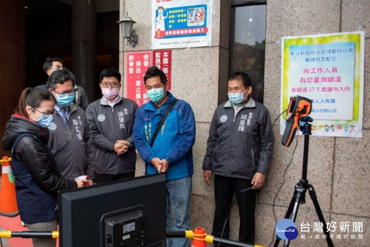 公園入口處架設熱顯像儀,即時偵測民眾體溫
