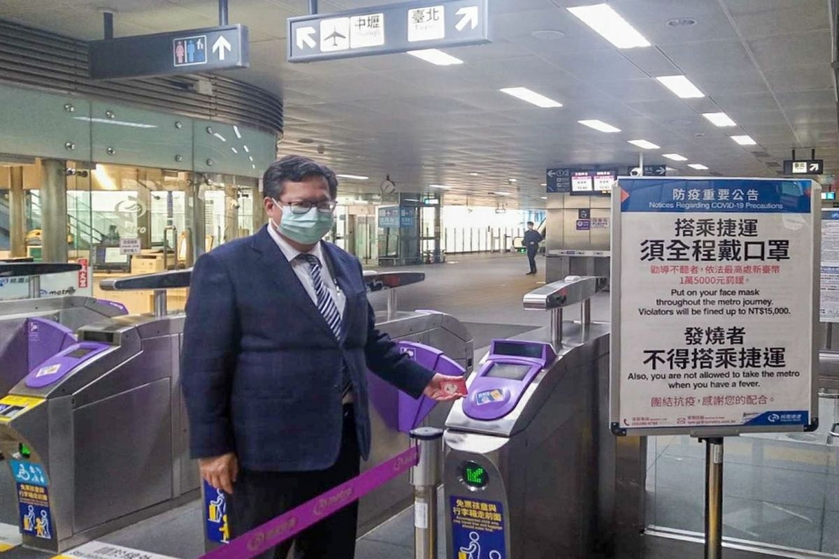 桃園市長鄭文燦視察機捷A8站，宣導大眾運輸搭乘戴口罩政策。