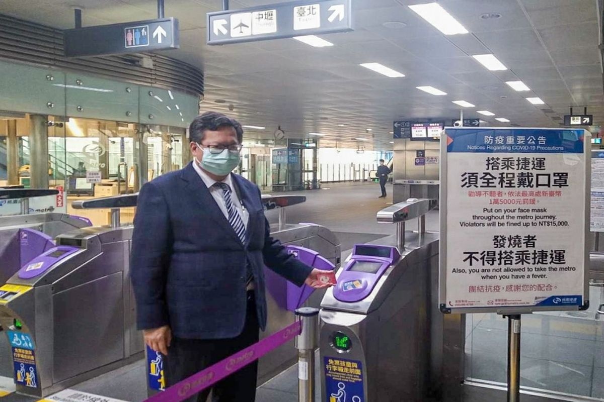桃園市長鄭文燦視察機捷A8站,宣導大眾運輸搭乘戴口罩政策。