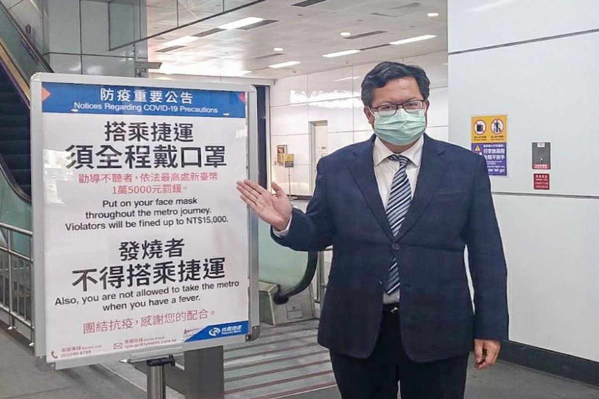 桃園市長鄭文燦視察機捷A8站,宣導大眾運輸搭乘戴口罩政策。