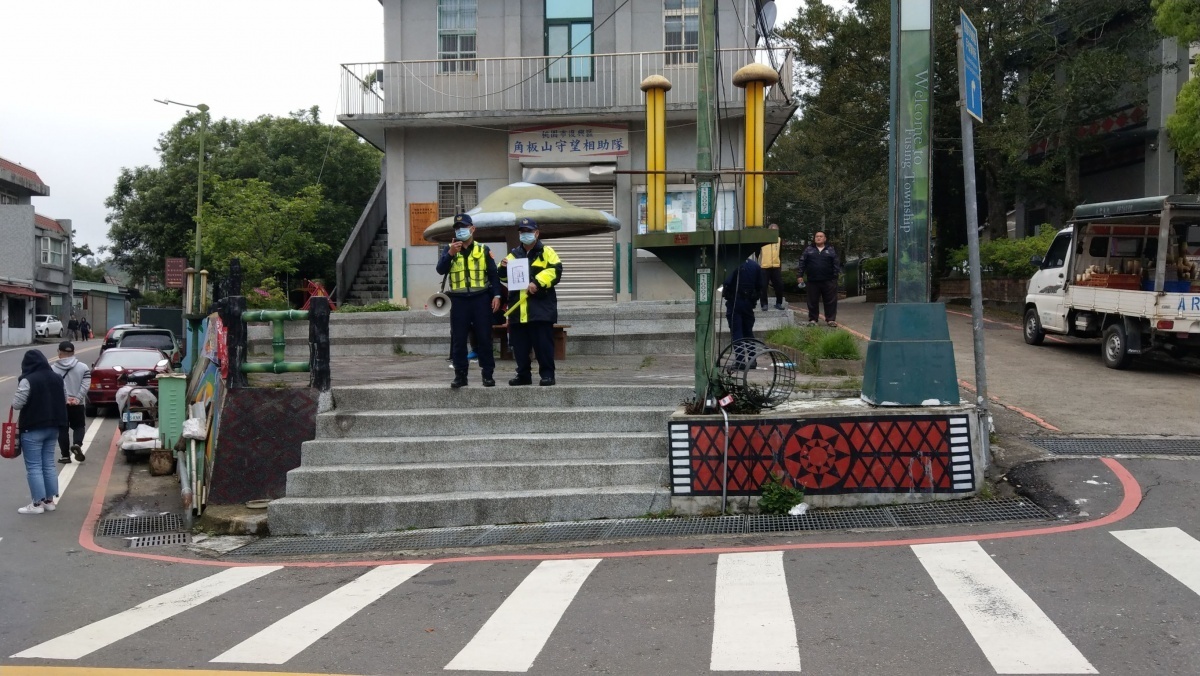 大溪分局防疫宣導,並用大聲公提醒民眾防疫相關措施。