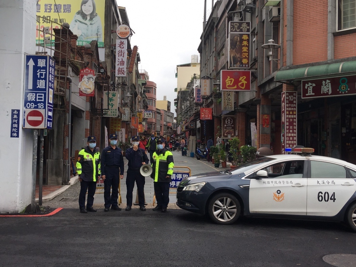 大溪分局防疫宣導,並用大聲公提醒民眾防疫相關措施。