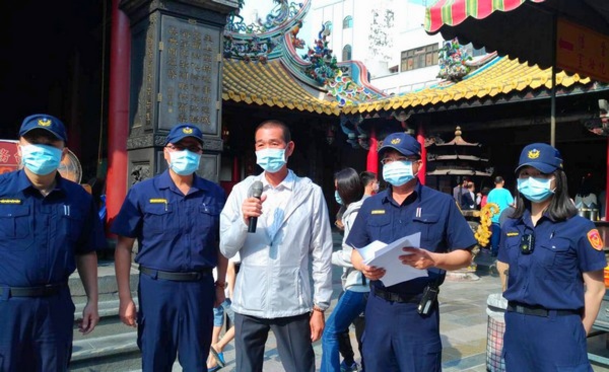 雲林縣長張麗善與朝天宮董事長蔡咏鍀及北港分局長王立徳於廟埕呼籲遊客落實防疫,參拜時配合戴口罩,降低群聚感染的風險。