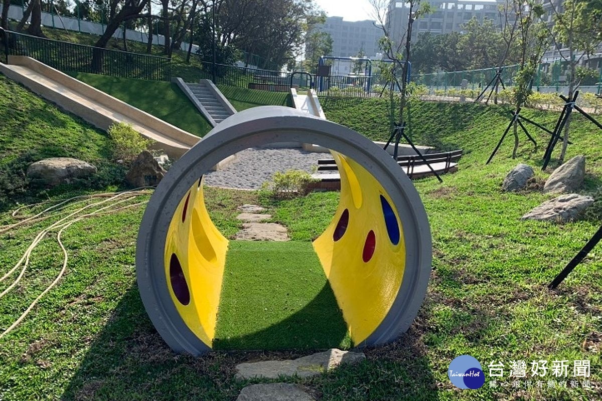 大園區臺灣橫山書法藝術公園的新遊戲場中涵管外型的遊戲隧道。