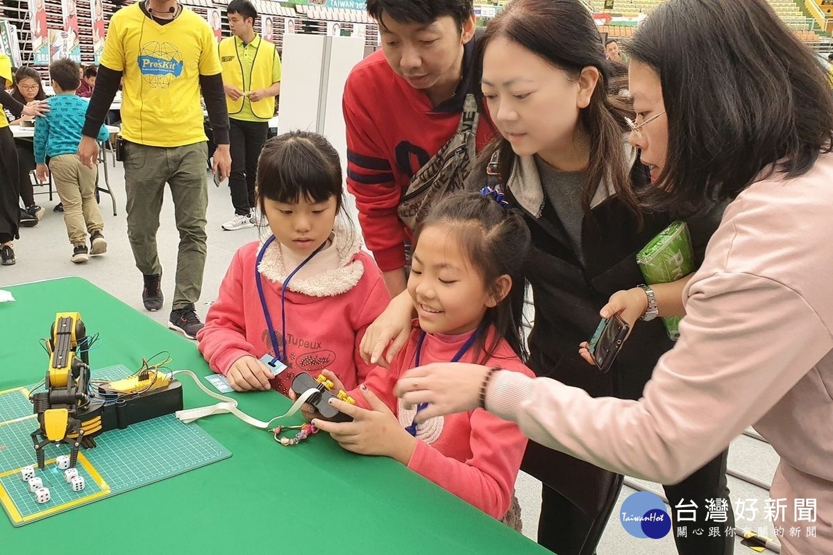 聚忻科技進入校園舉辦機器人教育課程，引導小朋友踏入器人創作的領域。