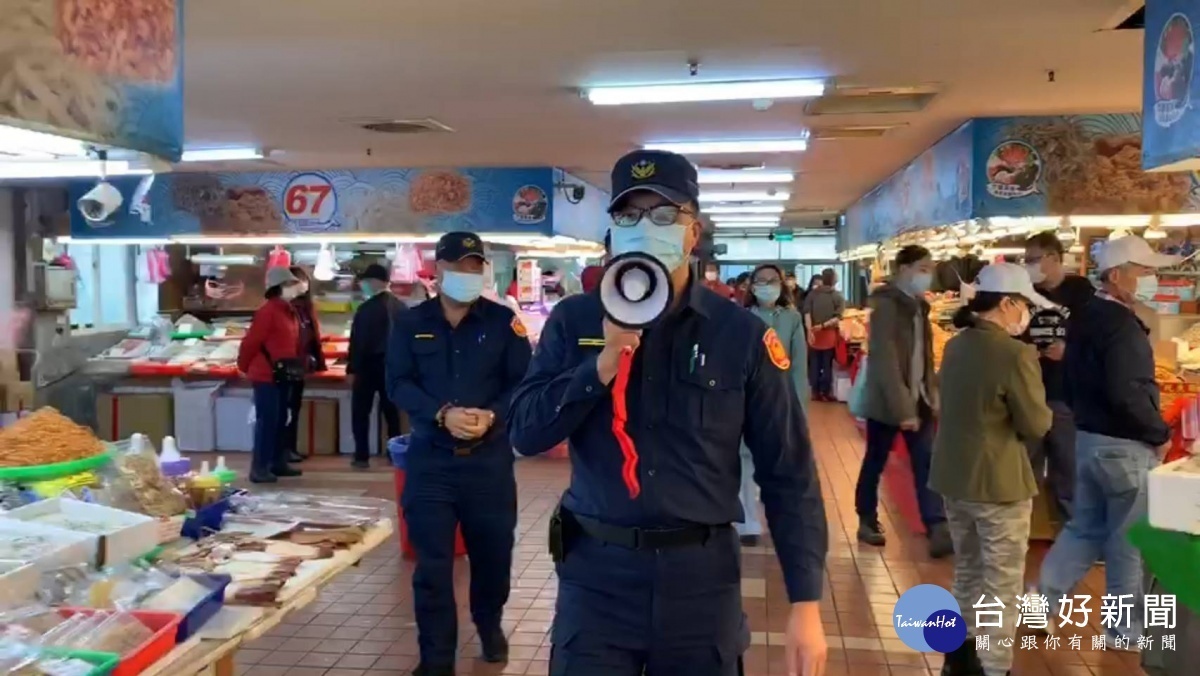 竹圍漁港人潮聚集,警上街宣導保持社交距離。
