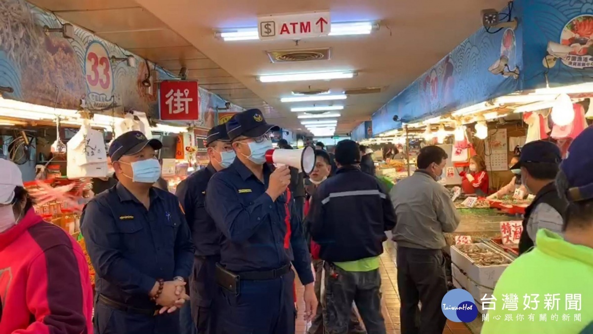 竹圍漁港人潮聚集,警上街宣導保持社交距離。