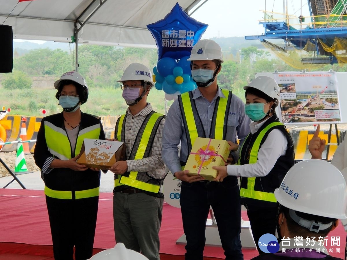 台中市長盧秀燕、彰化縣長王惠美於現場以縣市知名高點慰勉工程人員。圖/記者鄧富珍攝