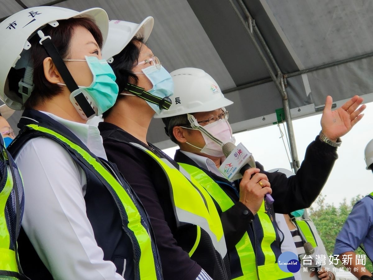 打通縣市生活圈，溪尾大橋延伸路段110年初通車。台中市長盧秀燕、彰化縣長王惠美視察工程現場，台中市政府建設處長陳大田工程簡報。圖／記者鄧富珍攝