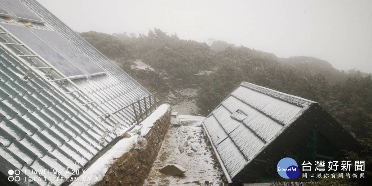 排雲山莊附近降下冰霰。〈圖片玉管處提供〉