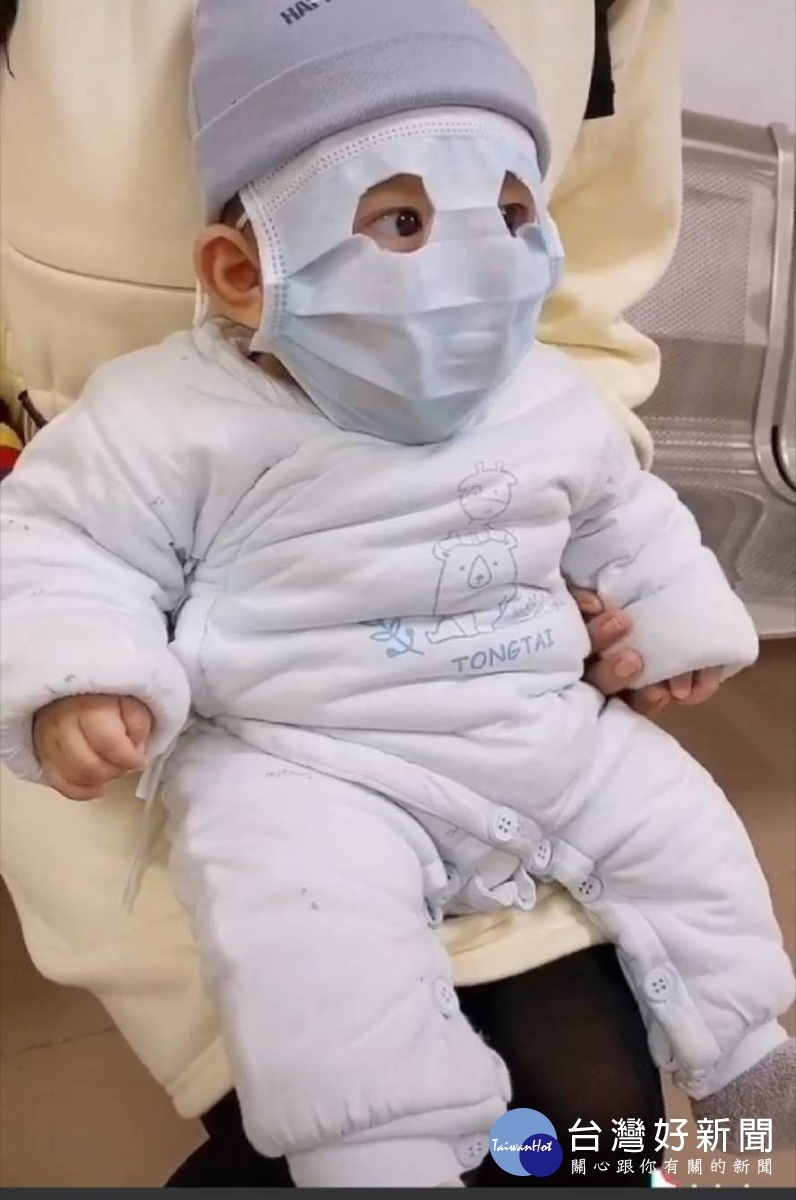▲幼兒無專用口罩以成人口罩挖孔罩臉。(圖/記者范芷綺攝)