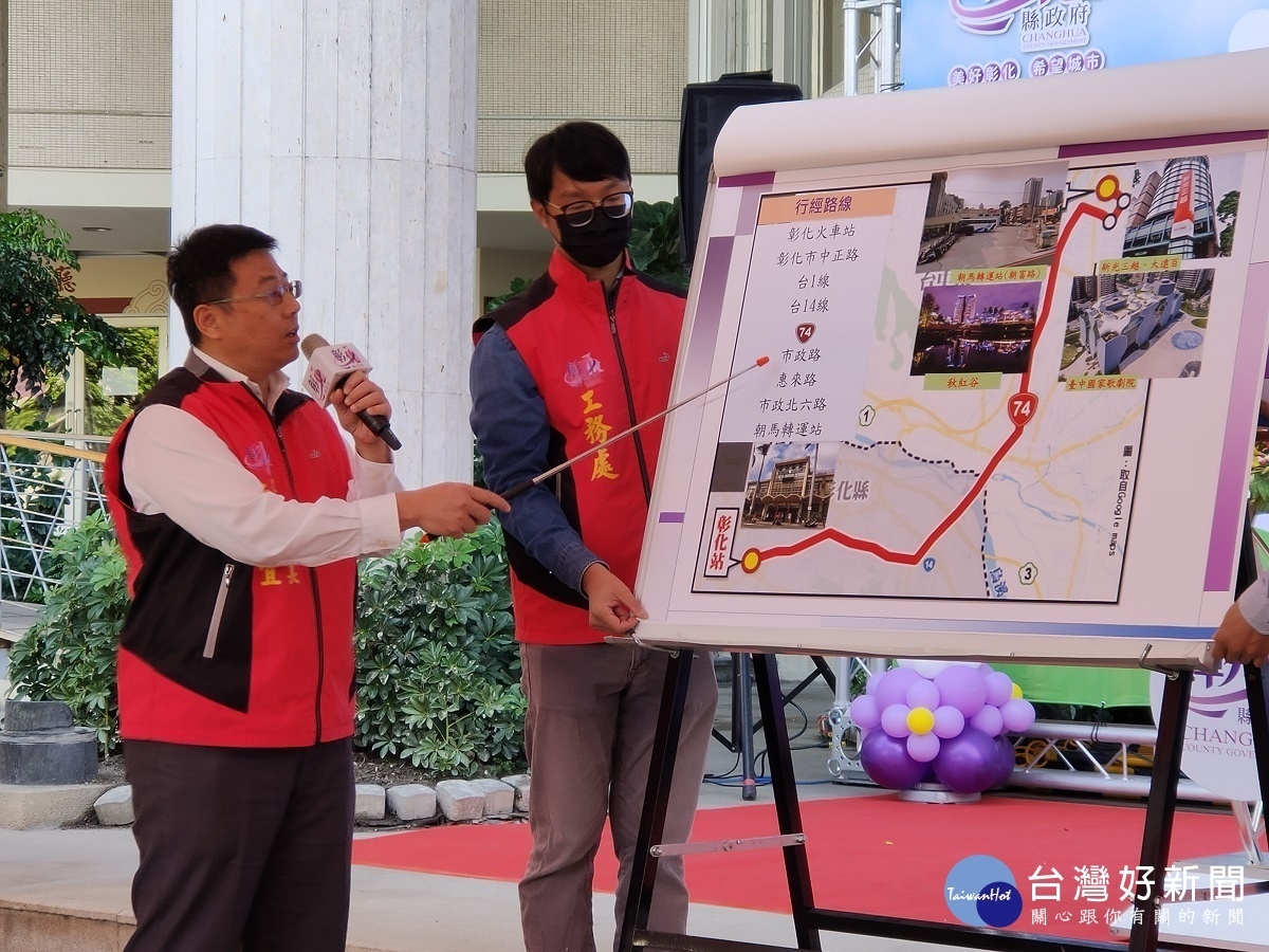 縣府工務處簡報說明16路公車正式上路後,行經路線。圖/記者鄧富珍攝