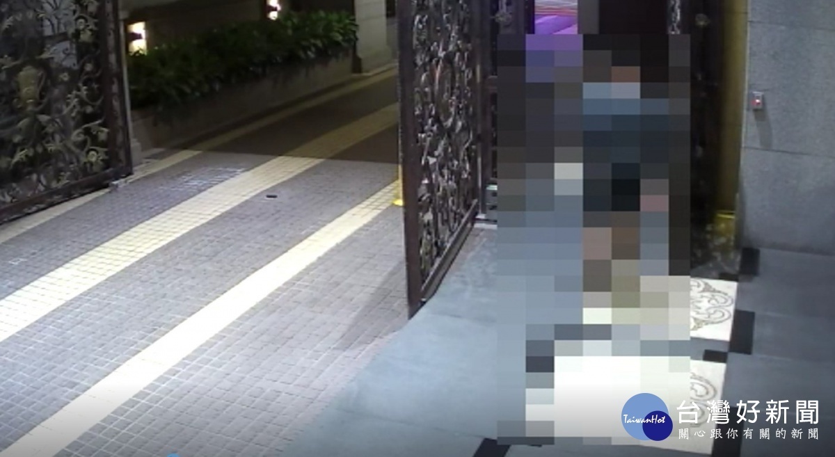 居家檢疫的莊姓男子,到社區大廳收取外送餐點,員警調查屬實,將函請桃園市政府衛生局裁罰。