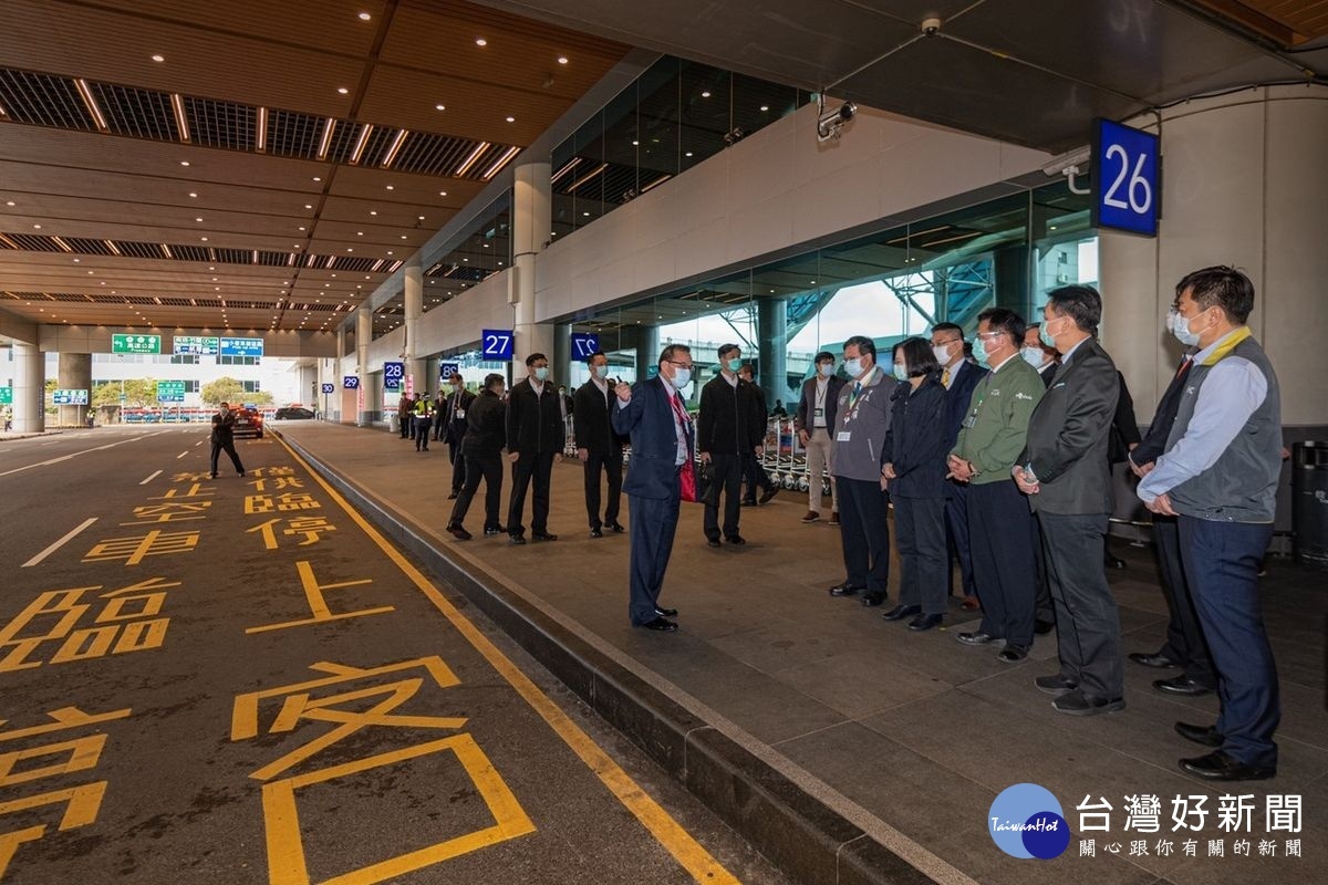 關心海關防疫措施,蔡英文總統前往桃園機場視察,肯定超前部署並感謝防疫人員辛勞。