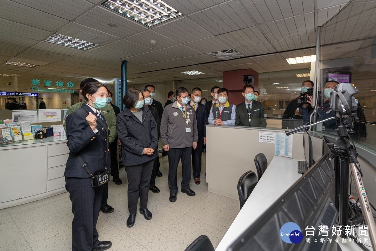 關心海關防疫措施,蔡英文總統前往桃園機場視察,肯定超前部署並感謝防疫人員辛勞。