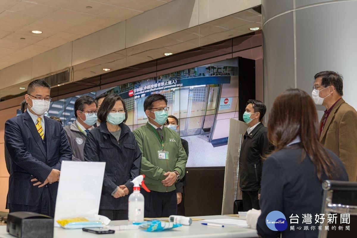 關心海關防疫措施,蔡英文總統前往桃園機場視察,肯定超前部署並感謝防疫人員辛勞。