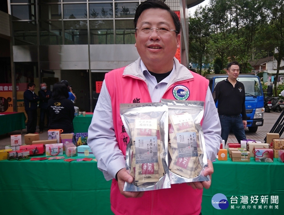 魚池鄉長劉啟帆感恩茶農共襄盛舉捐贈了日月潭老欉紅茶茶包。〈記者吳素珍攝〉
